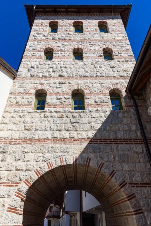 Téléchargez les photos : Visegrad, République de Srpska, Bosnie-Herzégovine - 13 août 2023 : Bâtiments d'architecture Andricgrad à Visegrad - en image libre de droit