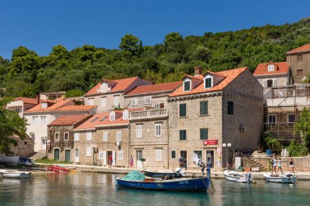 Foto de Sudjuradj, Croacia - 09 de agosto de 2023: Pueblo de Sudjuradj, isla de Sipan, cerca de Dubrovnik, Mar Adriático, Croacia - Imagen libre de derechos