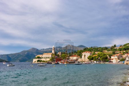Foto de Lopud, Croacia - 09 de agosto de 2023: Village in Lopud island, Croacia. Las islas Elaphiti es un pequeño archipiélago formado por varias islas que se extienden al noroeste de Dubrovnik. - Imagen libre de derechos