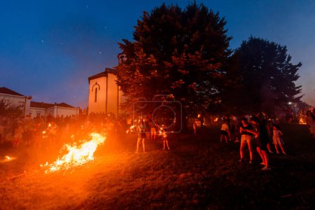 Téléchargez les photos : Loznica, Serbie - 11 juillet 2023 : Interprète jouant avec le feu. Artistes de rue à Loznica, Serbie. - en image libre de droit