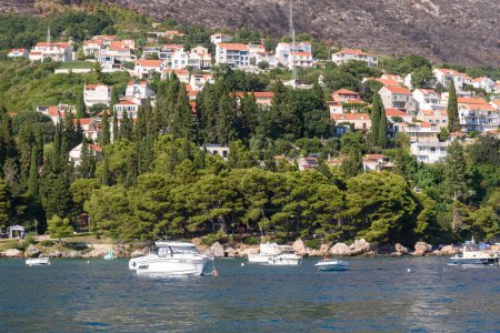 Foto de Mlini, Croacia - 09 de agosto de 2023: Vista de Mlini en Croacia desde el mar - Imagen libre de derechos