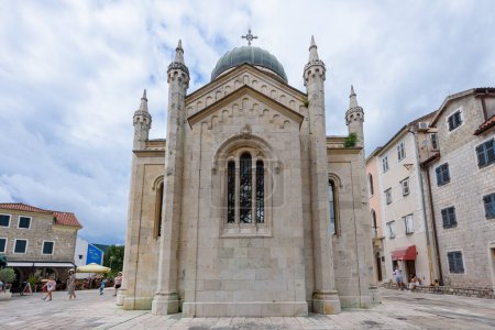 Foto de Herceg Novi, Montenegro - 06 de agosto de 2023: Santo. Iglesia Arcángel Miguel en la Plaza Belavista en Nerceg Novi, Montenegro. - Imagen libre de derechos