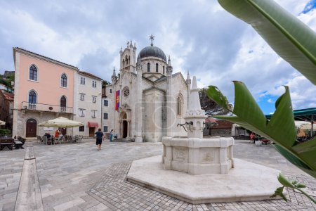 Foto de Herceg Novi, Montenegro - 06 de agosto de 2023: Santo. Iglesia Arcángel Miguel en la Plaza Belavista en Nerceg Novi, Montenegro. - Imagen libre de derechos