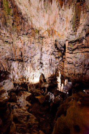 Explorer la belle grotte de Postojna en Slovénie la grotte européenne la plus visitée. Des milliers de stalagmites et de stalactites