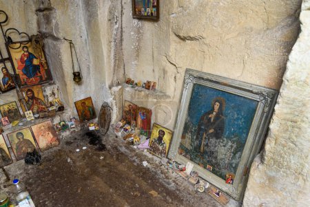 Foto de Fruska Gora, Serbia - 17 de febrero de 2024: Un lugar religioso tallado en la roca. Ermita de Isaías Parivodskog (Rakovacka isposnica: en serbio). - Imagen libre de derechos