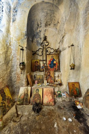 Foto de Fruska Gora, Serbia - 17 de febrero de 2024: Un lugar religioso tallado en la roca. Ermita de Isaías Parivodskog (Rakovacka isposnica: en serbio). - Imagen libre de derechos