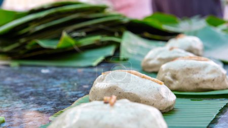 Téléchargez les photos : Handmade Grass Cake Kueh, an offering for worshiping ancestors during the Ching Ming Festival - en image libre de droit