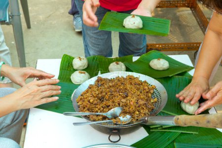 Téléchargez les photos : Handmade Grass Cake Kueh, an offering for worshiping ancestors during the Ching Ming Festival - en image libre de droit