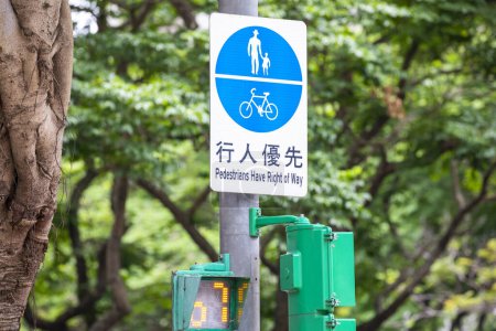 Foto de Luces de señales peatonales únicas y avisos de prioridad peatonal en Taipei, Taiwán - Imagen libre de derechos