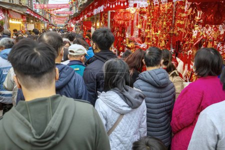 Téléchargez les photos : Les rues chinoises du festival de printemps vendent des couplets écrits à la main par des calligraphes du festival de printemps (20230118 Taipei, Taiwan) - en image libre de droit