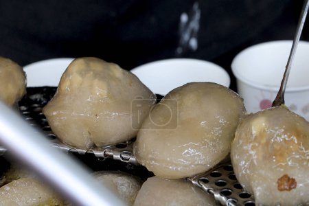 The traditional hand -made Taiwanese gourmet meatballs on the close -up stall vendor