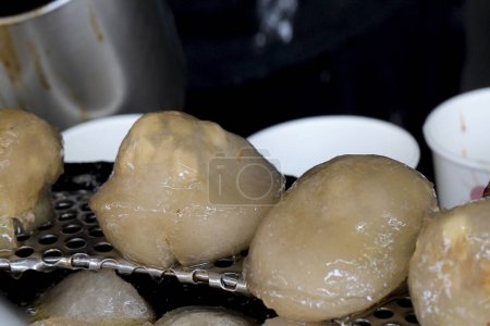 Les boulettes de viande gastronomiques taïwanaises traditionnelles fabriquées à la main sur le vendeur de stalles en gros plan