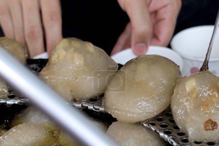 The traditional hand -made Taiwanese gourmet meatballs on the close -up stall vendor