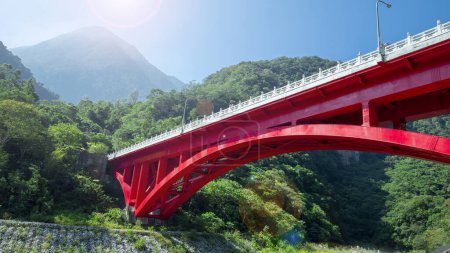 Pont de fer rouge sur le ruisseau Sanda dans la région pittoresque de Taroko, Hualien, Taiwan