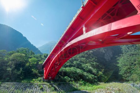 Téléchargez les photos : Pont de fer rouge sur le ruisseau Sanda dans la région pittoresque de Taroko, Hualien, Taiwan - en image libre de droit