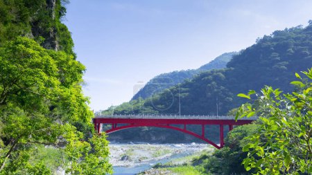 Puente de hierro rojo en el arroyo Sanda en el área escénica de Taroko, Hualien, Taiwán