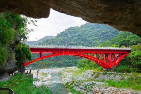 Téléchargez les photos : Pont de fer rouge sur le ruisseau Sanda dans la région pittoresque de Taroko, Hualien, Taiwan - en image libre de droit