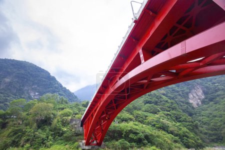 Pont de fer rouge sur le ruisseau Sanda dans la région pittoresque de Taroko, Hualien, Taiwan
