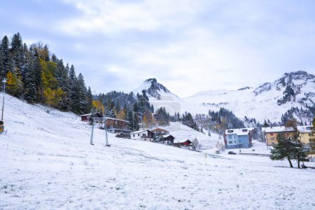 Ciudad cubierta de hielo y nieve en el Monte Platus en Suiza