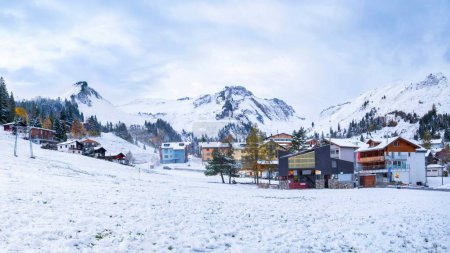 Ciudad cubierta de hielo y nieve en el Monte Platus en Suiza