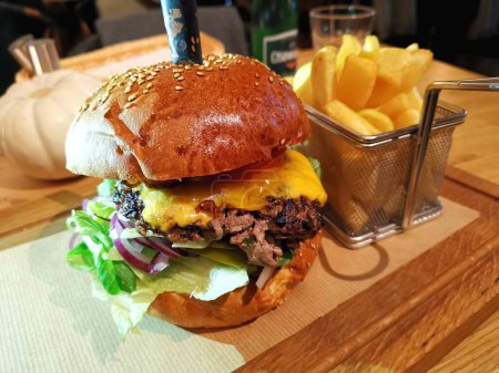 Téléchargez les photos : Délicieux hamburger au boeuf, fromage et laitue - en image libre de droit