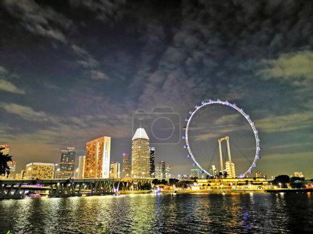 Téléchargez les photos : Singapore Flyer with the river in night - en image libre de droit