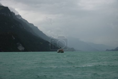 Téléchargez les photos : Bateau par temps orageux au lac Brienz. - en image libre de droit
