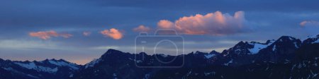 Téléchargez les photos : Nuages lumineux et éclairés sur les montagnes de l'Oberland bernois. - en image libre de droit