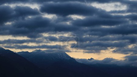 Téléchargez les photos : Nuages sombres au-dessus des montagnes vus de Interlaken, Suisse. - en image libre de droit