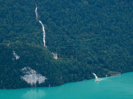 Téléchargez les photos : Chutes Giessbach et rivage du lac Brienz. - en image libre de droit