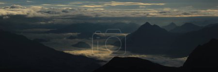 Téléchargez les photos : Mer de brouillard au-dessus de Lucerne, vue de Brienzer RothornSuisse. - en image libre de droit