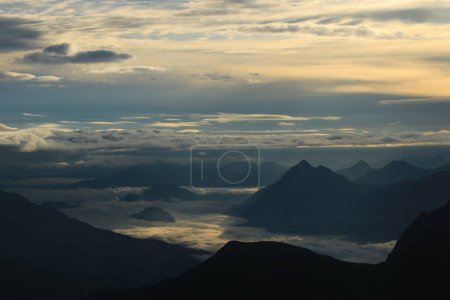 Téléchargez les photos : Mer de brouillard au-dessus de Lucerne, Suisse. - en image libre de droit