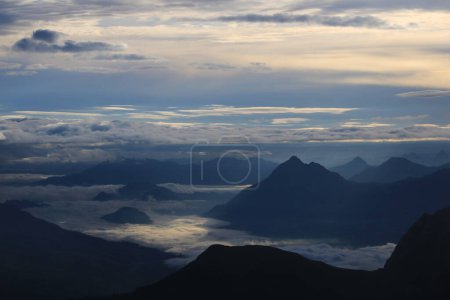 Téléchargez les photos : Brouillard matinal au-dessus de Lucerne, Suisse. - en image libre de droit