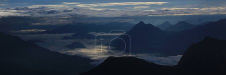 Téléchargez les photos : Mer de brouillard au-dessus de Lucerne et du mont Stanserhorn, Suisse. - en image libre de droit