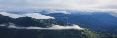Téléchargez les photos : Ceinture de brouillard autour de collines verdoyantes dans la région d'Entlebuch, Suisse. - en image libre de droit