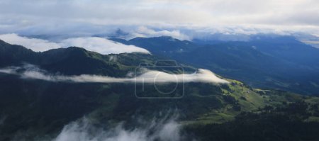Téléchargez les photos : Ceinture de brouillard autour de collines verdoyantes dans la région d'Entlebuch, Suisse. - en image libre de droit