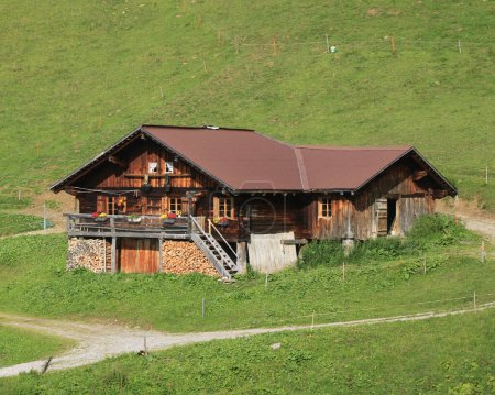 Típica cabaña de montaña antigua en el valle de Saanenland, Suiza.