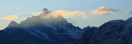 Téléchargez les photos : Mont Schreckhorn au coucher du soleil, Grindelwald. - en image libre de droit