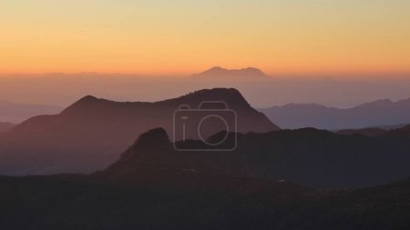 Téléchargez les photos : Hills au Népal au lever du soleil. Vue de Ghale Gaun. - en image libre de droit