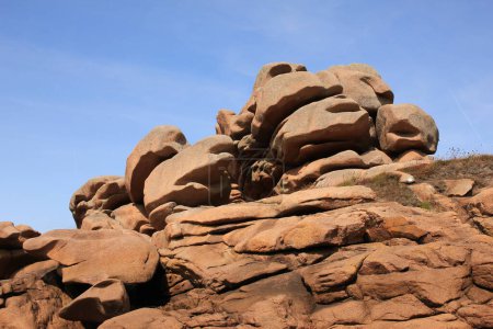 Foto de Formaciones rocosas únicas en la costa de Granit Rose, Francia. - Imagen libre de derechos