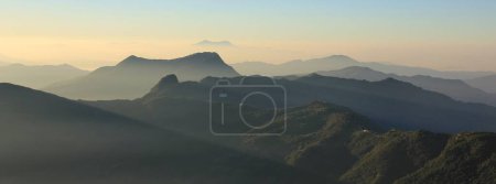 Foto de Verdes colinas y valles desde Ghale Gaun al amanecer. Área de Conservación de Annapurna, Nepal. - Imagen libre de derechos