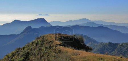 Téléchargez les photos : Vue imprenable depuis Ghale Gaun, zone de conservation de l'Annapurna, Népal. Collines et vallées par une matinée brumeuse. - en image libre de droit