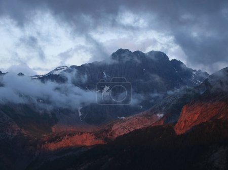 Téléchargez les photos : Mount Arpelistock on a cloudy summer evening. - en image libre de droit