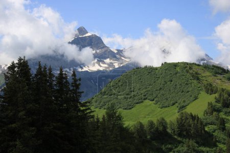 Téléchargez les photos : Green peak named Blattistand and Mount Oldehore. - en image libre de droit
