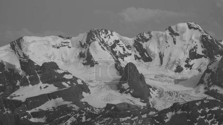 Téléchargez les photos : Image monochrome de la gamme Bluemlisalp, Suisse. - en image libre de droit