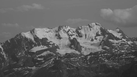Téléchargez les photos : Image monochrome de la gamme Bluemlisalp vue de Niesen Kulm, Suisse. - en image libre de droit