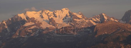 Foto de Bluemlisalp Range al atardecer, Suiza. - Imagen libre de derechos