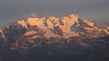 Foto de Bluemlisalp Range al atardecer, vista desde Niesen Kulm, Suiza. - Imagen libre de derechos