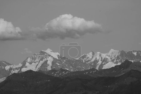 Foto de Imagen en blanco y negro del famoso Monte Jungfrau. - Imagen libre de derechos