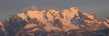 Téléchargez les photos : Gamme Bluemlisalp éclairée par le soleil et glacier, Suisse. - en image libre de droit